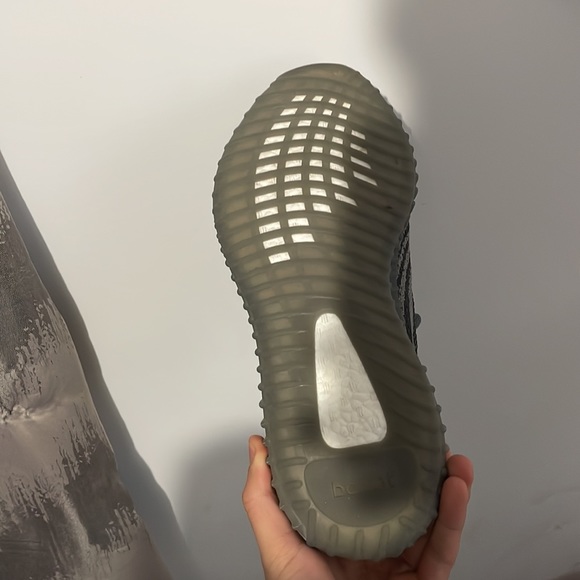 YeeZy beluga 2.0 size 10.5 - Picture 2 of 2